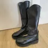 Novidades 2026 Botas de cano alto com decote em V para mulheres baixinhas, botas de montaria com sola grossa para valorizar o formato das pernas, adequadas para o trajeto diário e para sair.