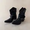 Botas de montar de mezclilla estilo western para mujer, punta fina, corte en V, remaches, moda retro de principios de otoño 2026, tacón grueso
