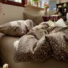 Conjunto de Quatro Peças Estilo Japonês e Coreano com Estampa Floral Retrô, Amigo da Pele e Macio, Adequado para Uso em Dormitório e Casa, Inclui Capa de Edredom e Jogo de Lençóis