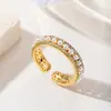 Anillo de Luz de Zirconia Incrustada en Oro Real Chapado en Cobre Transfronterizo Europeo y Americano Lujo Ligero Sensación de Alta Gama Anillo para el Dedo Joyería de Mano Versátil Fabricante Venta al por Mayor en Stock