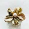 Broche de flor de cinco pétalos de concha marrón claro para mujer, corsage de moda simple, tejido a mano, alambre enrollado a mano, venta al por mayor de fábrica