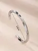 Moda Europea y Americana Temperamento Retro Pulsera de Titanio Retorcida en Forma de C Pulsera