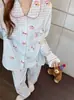 Pijama Nuevo con Cuello de Muñeca para Mujer Primavera y Otoño Algodón Nube Manga Larga Dibujos Animados Lindo Estudiante Se Puede Usar Fuera de Casa Conjunto de Ropa para el Hogar