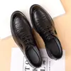 Zapatos de cuero auténticos de la marca Dragonfly para hombre que aumentan la altura, nuevo estilo de verano para negocios, calados, transpirables, versátiles, zapatos casuales de suela blanda para papás