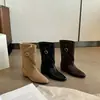 Nova coleção outono e inverno: botas femininas de couro genuíno de cano médio com design de fivela retrô, botas de montaria com sola reta e botas versáteis estilo western que criam um efeito emagrecedor