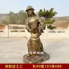 Escultura de bombero de imitación cobre de FRP Escultura temática de Gran Fuego figura de bombero combatiendo el fuego Decoración de parque