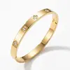 Pulseira de Aço Titânio Que Não Desbota, Pulseira Feminina de Aço Inoxidável com Superfície Espelhada e Cravação de Diamantes, Pulseira com Fecho, Luxo Leve Europeu e Americano, Atacado do Fabricante