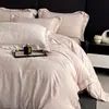 Conjunto premium de quatro peças em algodão de fibra longa com 200 fios, lençol de cima 100% algodão puro, lençol com elástico e capa de edredom, oferecendo uma experiência de cama luxuosa