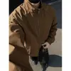 Chaqueta de vuelo a prueba de tres usos estilo americano color café para hombre, corta de otoño, corte holgado, hombro normal, ropa de trabajo estilo coach, cuello alto, cortavientos