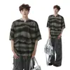 Camiseta de Manga Corta con Cuello en V y Rayas Tie-Dye para Hombre, Nuevo Estilo Verano 2025, Marca Trendy Retro de Alta Calle Americana Desgastada, Manga Media