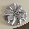 Scrunchie Grande de Cetim Brilhante na Cor Creme para Mulheres, Prendedor de Cabelo de Luxo, Acessório de Cabelo Elegante de Cor Sólida