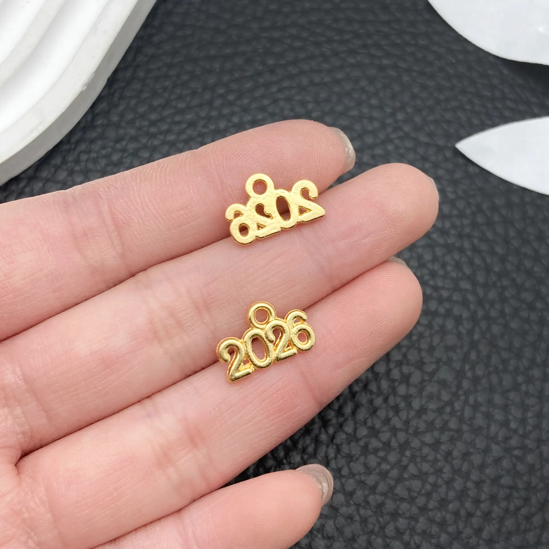 21818-X-古金色锌合金系数字2026年-14x9mm-