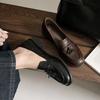Mocasines Artísticos de Flecos de Piel de Vacuno Estilo Británico Primavera 2025 Tacón Medio Grueso Punta Redonda Cuero Para Desplazamiento Boca Profunda Zapatos de una Capa para Mujer