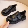 Sapatos Casuais Versáteis da Moda para Crianças 2026 Nova Coleção Primavera/Verão Sapatos Vazados de Couro para Meninos Sola Macia Respirável Sapatos de Um Só Solado Sapatos de Performance