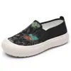 Sapatos Casuais Femininos de Tecido com Borboleta 2025 Primavera e Verão Novos Sapatos Slip-On de Solado Grosso Moda Feminina Versáteis Sapatos de Pescador Preguiçosos