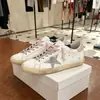 Nuevas zapatillas de mujer 2024 con patrón de estrellas desgastado, hechas de cuero genuino, con un aspecto retro ligeramente usado, versátiles para uso casual y deportivo, de corte bajo y suela plana