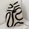 Ins Celebridade da Internet Nova Bolsa de Tricô Estilo Animal Fofo Bolsa Colete Bolsa Feminina Estilo Japonês e Coreano Versátil Bolsa de Tricô para Exterior