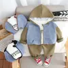 Chaqueta de Primavera y Otoño para Niños 2024 Nuevo Estilo Coreano Conjunto Casual de Tres Piezas con Capucha y Cremallera Chaqueta Fresca y Moderna para Niños Pequeños
