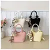 Bolsas de nicho transfronteiriças femininas novo estilo 2026 moda super quente para trabalho e trajeto bolsa de ombro única sensação de alta qualidade bolsa de balde crossbody
