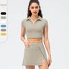 Traje deportivo casual de yoga para mujer, falda de tenis de dos piezas falsas, culottes de correr, traje de dos piezas de manga corta ajustado color nude para fitness