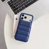 Funda para iPhone 17 con patrón de lichi oscuro y airbag, media cubierta 17pro carcasa rígida de enfriamiento 16promax