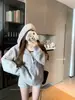 Conjunto Casual Cinza Estilo Preguiçoso para Mulheres Outono 2025 Novo Conjunto de Duas Peças Tendência: Jaqueta Suéter de Tricô com Capuz e Shorts