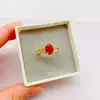 Suministro en vivo anillo de moda chapado en oro con gema roja joyería galvanizada temperamento anillo para damas al por mayor