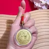 Año de la Oveja Sobre Rojo Saludos de Año Nuevo Souvenir Banco Seguro Regalo Llavero de Lámina de Oro Imitación Llavero Colgante