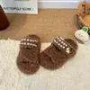 Pantuflas de Piel Elegantes con Perlas para Niños 2026 Otoño/Invierno Nuevas para Niñas sin Cordones Ropa de Casa para Niños Pantuflas de Algodón Resistentes a la Suciedad