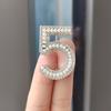 Xiao Xiang Feng Nº 5 Broche de Diamante Alfinete de Pérola Acessórios para Roupas Números Arábicos Broche Feminino Fábrica Atacado