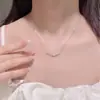 Collar de plata S925 de alta gama en oro rosa con nudo, una cadena para la clavícula moderna y versátil con un sofisticado colgante retorcido
