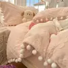 Juego de cuatro piezas de terciopelo de leche A, totalmente mate, con relieve tridimensional y pompones, en estilo princesa coreana, y una funda de edredón de invierno engrosada para bebé