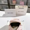 Entrega en una sola pieza popular mochila rosa de gran capacidad 2024 moda de alta calidad remache mochila pequeña venta al por mayor