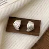 Brincos de Concha Fosca de Luxo Leve de Alta Qualidade Estilo Europeu e Americano, Modernos e Versáteis, Brincos com Design Simples e Único para Mulheres