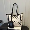 Bolso de lunares para mujer, nuevo estilo, personalizado, moda, bolso cubo para mujer, casual relajado, bandolera de axila, bolso de mano para ir al trabajo