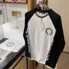 Nueva camiseta casual de manga larga con bloques de color negro 2026, estilo primavera/otoño, corte retro inspirado en Hong Kong, diseño transfronterizo de moda