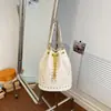 2026 Verano Nuevo Vintage Moderno Remaches Bolso de Mano Moda Bolso Cubo Estiloso Relajado Único Bolso de Hombro