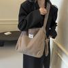 Bolsa de Lona Aveludada Feminina Grande Capacidade Tote Bag 2024 Nova Simples e Versátil Bolsa de Ombro para Estudante Universitário