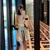 Conjunto de Cardigan de Tricô com Zíper e Saia Yuanqi com Recortes e Cor Contrastante na Cor Damasco, Lã, da Fábrica Original, com Etiquetas, Cor Sólida