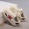 Tenis para niños con estampado de estrellas, nuevo modelo de otoño, de corte bajo con velcro interior, puntera de concha, zapatillas deportivas casual versátiles para niños y niñas