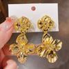 Pendientes de flores de estilo frío de metal de Corea del Sur para mujer, ligeros, lujosos, exagerados, de diseño de alta gama, joyería para las orejas, pendientes de alta gama.