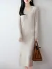 Nueva colección de otoño e invierno: Vestido de punto de manga larga con cuello en V de lana pura, con textura acanalada, corte ajustado, silueta favorecedora, versátil y hasta la rodilla.