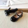 Sapatos Mary Jane para Meninas Fofas 2026 Primavera/Outono Novo Estilo Meninas Couro Patente Salto Bloco Estilo Academia Sapatos de Couro Fivela Única Flats