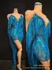 Elegante capa y falda corta de borlas brillantes color azul pavo real con pedrería para actuaciones en escenario, desfiles de moda, sesiones de fotos, bailes y fiestas anuales