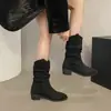 Botas de Moda de Tallas Grandes Europeas y Americanas de Nuevo Diseño Transfronterizo Otoño/Invierno 2026 con Tacones Gruesos y Puntas Redondas, Versátiles, que Aumentan la Altura, Estilizan las Piernas, Botas para Mujer al por Mayor