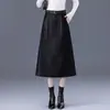 Saia elegante de couro para mulheres, nova moda outono e inverno 2026, cintura alta, corte A, modelagem que afina a silhueta, comprimento médio com bom caimento