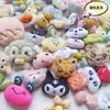 Broches de Peluche de Dibujos Animados Broche de Chica Linda Estilo Japonés Accesorios Decorativos Creativos para Mochilas y Ropa Souvenir
