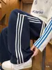 Calça de moletom casual patchwork listrada estilo americano para homens, corte clean, calça esportiva de perna reta solta, calça de perna larga color-block para o outono