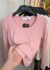 2026 Nova Camiseta Casual de Manga Longa com Gola U Estilo Coreano Moda Slim Fit Simples Valoriza a Figura Elegante Versátil Camada Base para Mulheres