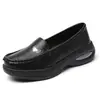 Suministrados directamente por el fabricante, estos zapatos blancos para enfermera, de punta fina y con amortiguación de aire, ofrecen absorción de impactos y características antideslizantes, lo que facilita ponérselos y quitárselos.. Son ideales para el personal médico y están disponibles para venta al por mayor.